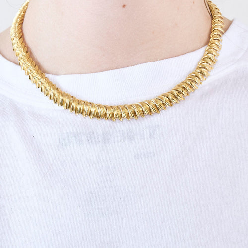 Collier Collier rigide à décor de feuillage en or jaune 58 Facettes CHA0615