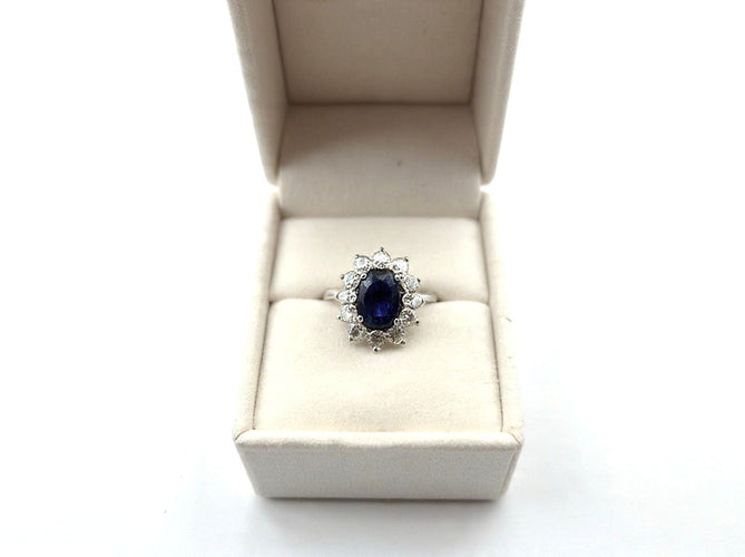 Anello en or blanc avec saphir central et diamants