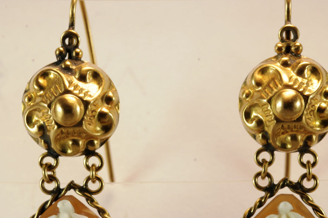 Boucles d'oreilles en or avec camées antiques