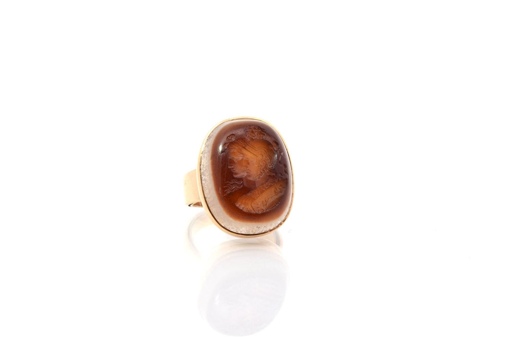 Bague ancienne intaille sur agate or jaune
