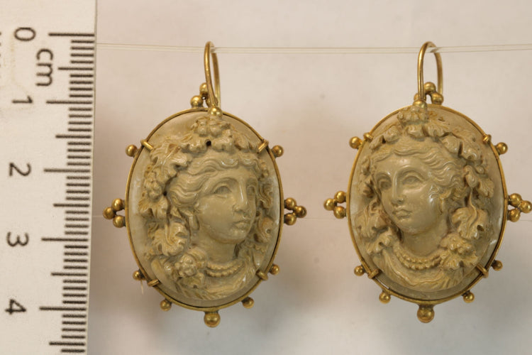 Boucles d'oreilles Boucles d'oreilles en or avec camées de lave antiques 58 Facettes 7680