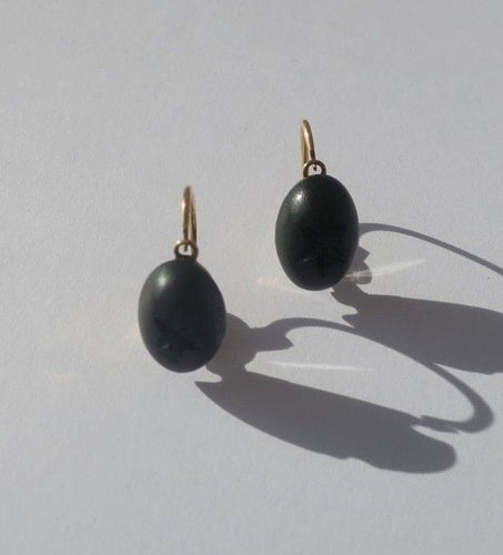 Boucles d’oreilles dormeuses anciennes en or rose 18 carats et jais noir