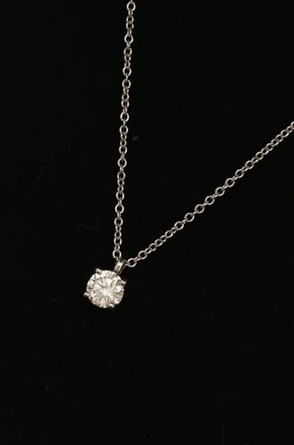Collier Collier solitaire en platine Tiffany & Co. serti d'un diamant J/VS1 de 0,28 carat (0,28 carat). 58 Facettes