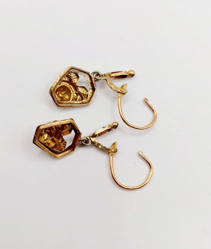 Boucles d'oreilles Dormeuses fleur finement ciselée en or 18k Art déco 58 Facettes A06469