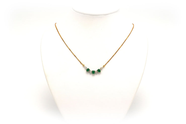 Collier Collier en or jaune serti d'émeraude et de diamants 58 Facettes 13824