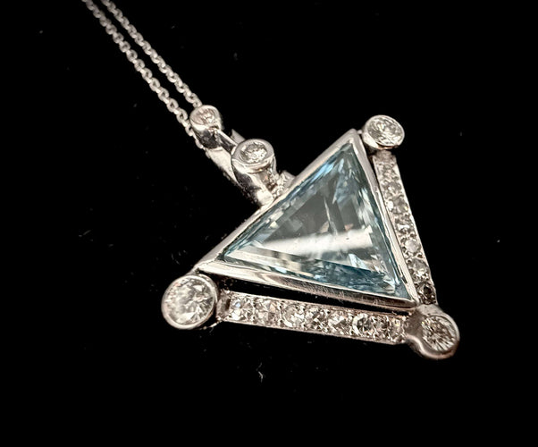 Pendentif or blanc diamant bleu triangle de 4,50 carats