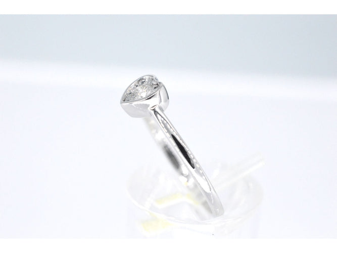 Bague Bague en or blanc avec un diamant taille brillant en forme de cœur 58 Facettes 2094
