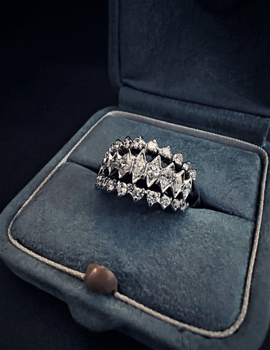 Bague 55 Alliance en or blanc sertie de diamants taille marquise 58 Facettes