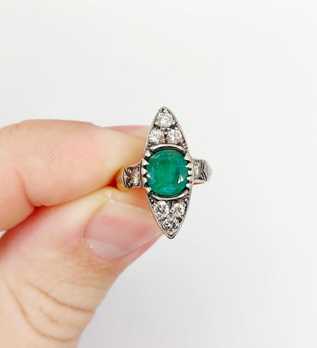 Bague 44 Bague marquise antique or jaune et platine, émeraude et diamants (circa 1920) 58 Facettes A06384