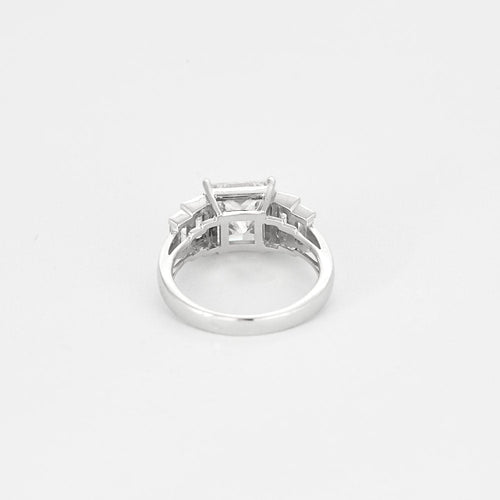 Bague 54 Bague solitaire en or blanc sertie d'un diamant taille princesse de 3,02 carats 58 Facettes