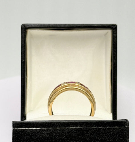 Bague 55 Bague style jarretière en or jaune sertie de rubis et diamant 58 Facettes