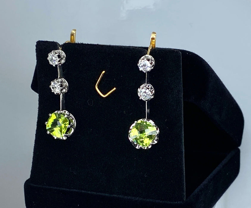 Boucles d'oreilles Paire de boucles d’oreilles en or jaune 18 carats et platine, diamants et peridots 58 Facettes AB500