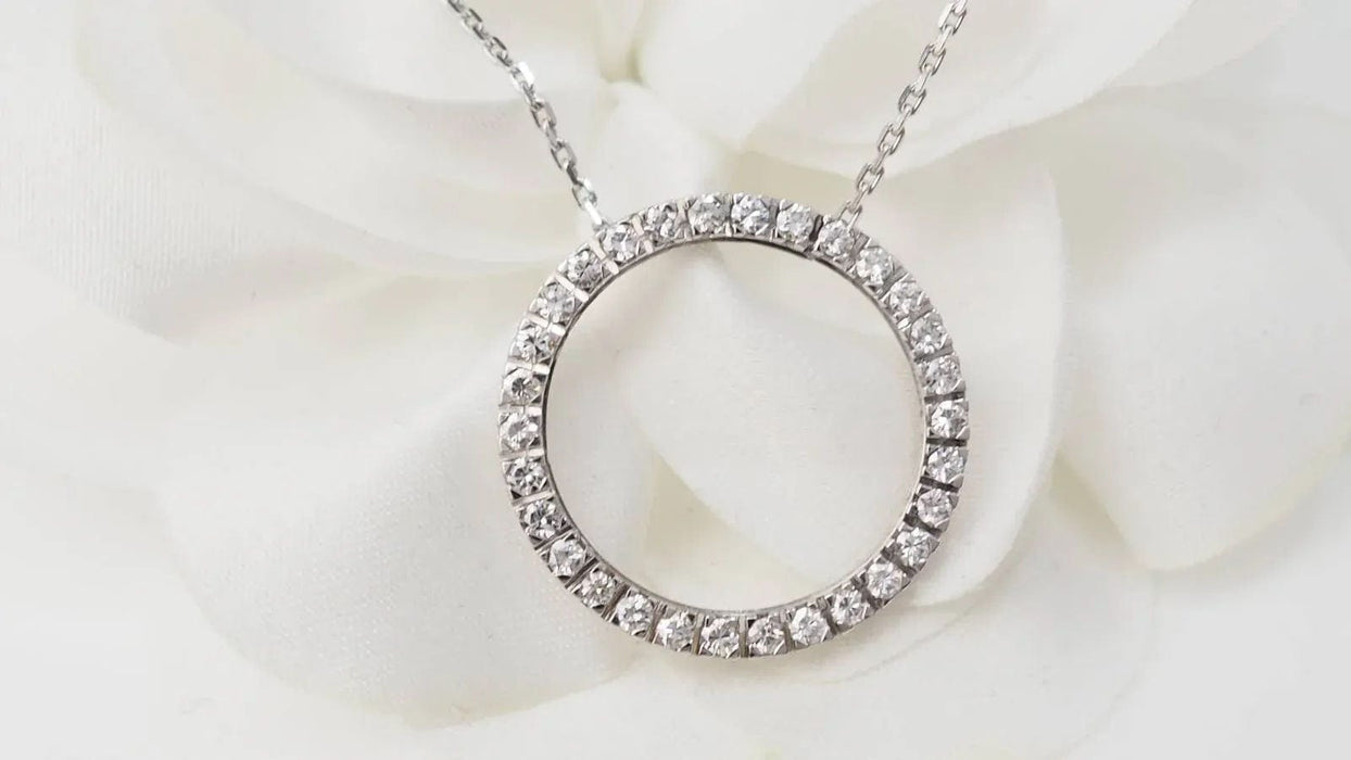 Collier Collier pendentif cercle en or blanc et diamants 58 Facettes 32920