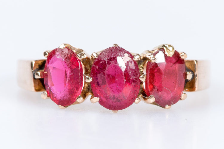 Bague 52 Bague en or rose 18 carats ornée de 3 rubis ovales de 0,66 carats total 58 Facettes BG-RBS-1-101