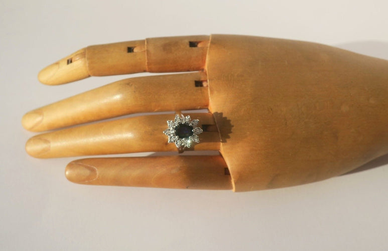 Bague 49 Bague Pompadour ovale en or blanc 18k saphir et diamants 58 Facettes