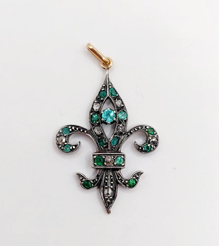Pendentif Pendentif antique fleur de lys en or rose 18k et argent, émeraudes et diamants 58 Facettes A06351