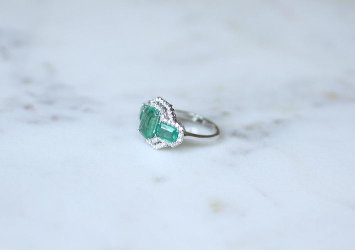 Bague 53 Bague Or Blanc, Trois Emeraudes et Diamants 58 Facettes