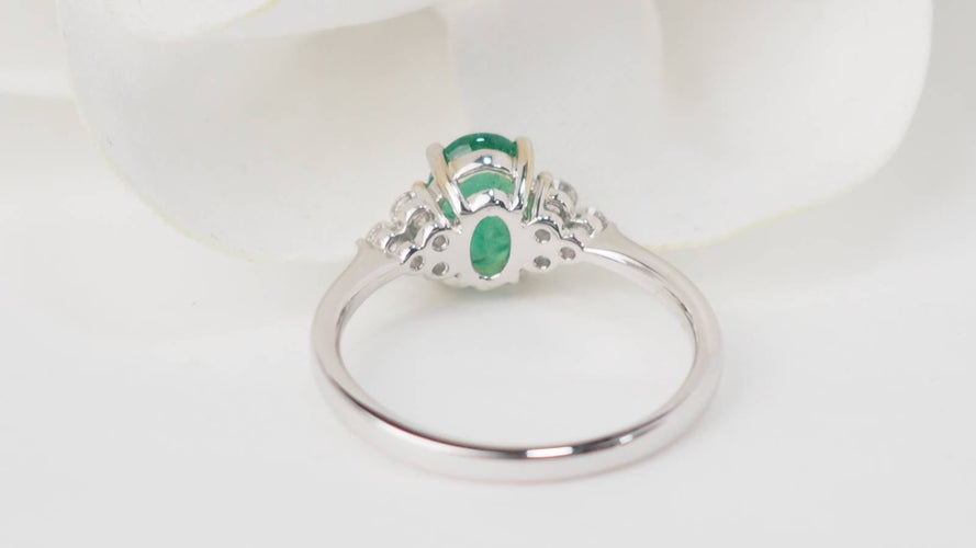 Bague 53.5 Bague en or blanc, émeraude ovale et diamants 58 Facettes 32943