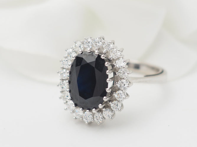 Bague 54 Bague entourage en or blanc, saphir ovale et diamants 58 Facettes 33297