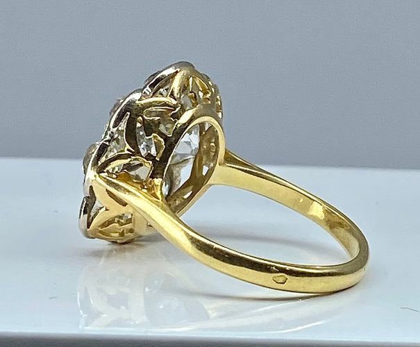 Bague Importante bague marguerite en or 18 carats et diamants 58 Facettes AB338