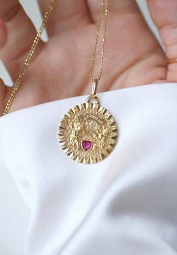 Pendentif Médaille Or Jaune Anges Coeur Rubis "Il Bat Pour Toi" 58 Facettes