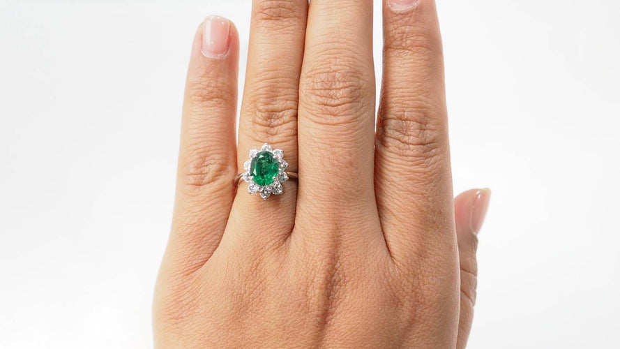 Bague 53 Bague entourage en or blanc, émeraude de Zambie et diamants 58 Facettes 32690