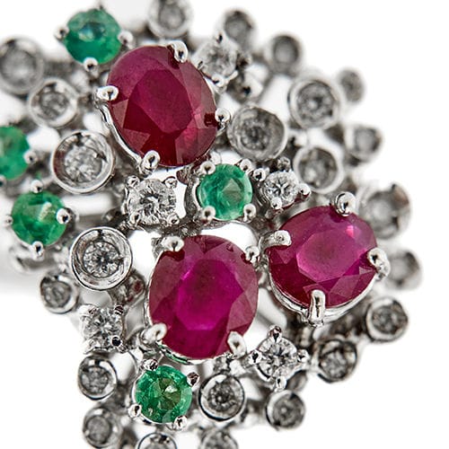 Bague ornée de rubis, d'émeraudes et de diamants
