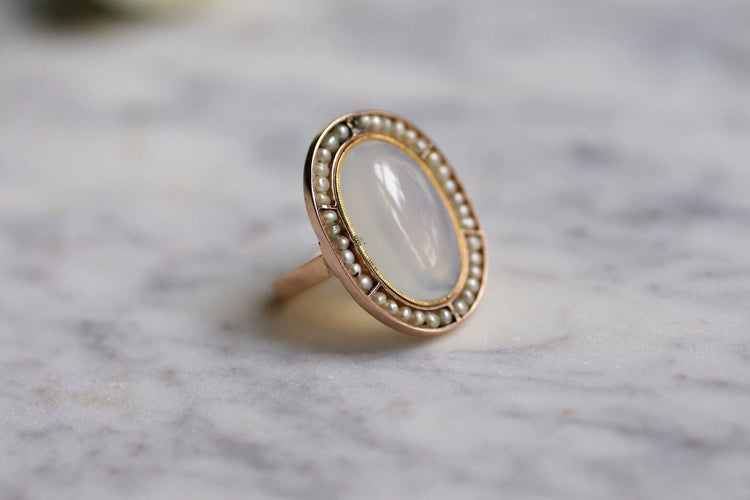 Bague 56 Bague ancienne or rose calcédoine bleu gris adularescente et perles 58 Facettes