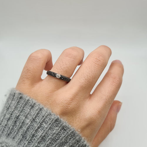 Bague 54 Bague or blanc 18 carats sertie d’un diamant blanc et diamants noirs 58 Facettes