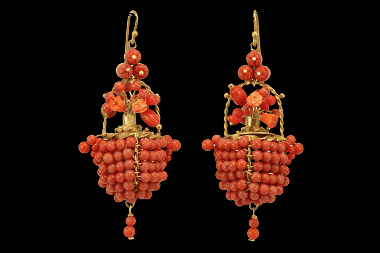 Boucles d'oreilles Boucles d'oreilles antiques en or jaune et corail 58 Facettes 7714