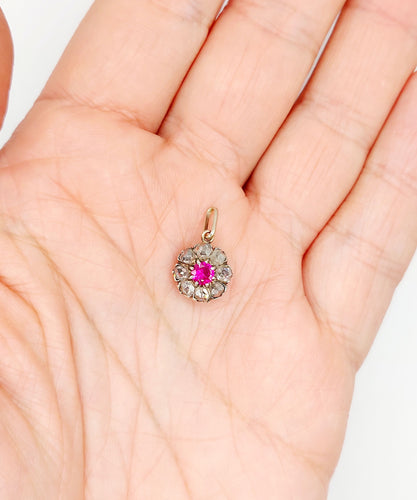 Pendentif marguerite antique en or blanc 18k et argent, rubis synthétique et diamants