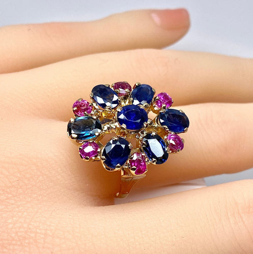 54 Importante bague or jaune, 7 saphirs et 6 rubis 58 Facettes AB454