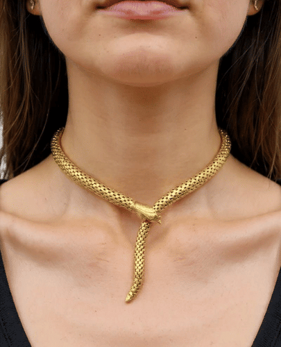 Collier Collier Serpenti vintage en or jaune 18kt avec émeraudes et rubis 58 Facettes