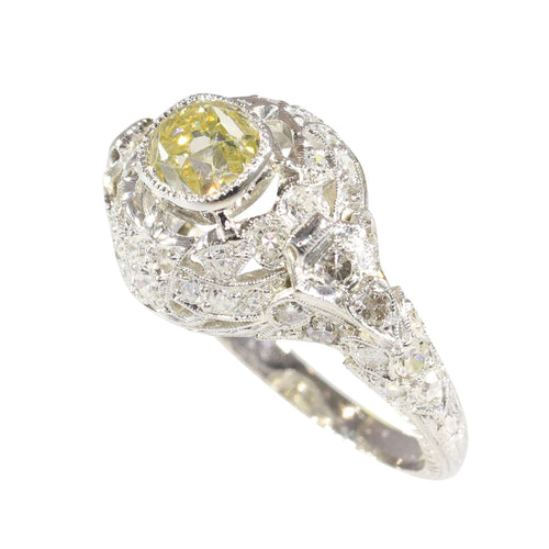 Bague 53 Bague édouardienne en platine avec diamant jaune fantaisie – Un écho dentelé à l'élégance des années 1920 58 Facettes 25115-0280