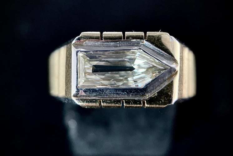 Bague 55.5 Bague or jaune sertie d'une diamant taillé en trapèze de 1,50 carats 58 Facettes