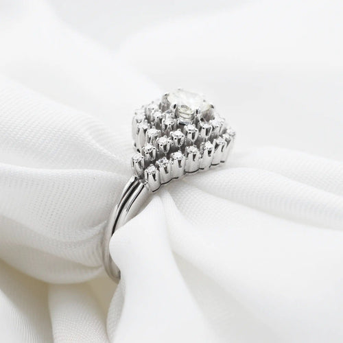 Bague Bague en or blanc avec un entourage de diamants de 0,88 carat 58 Facettes