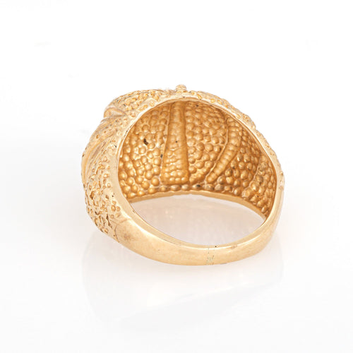 Bague Bague vintage années 70, forme bombée, taille 5, style cigare, en or jaune 14 carats texturé et strié. 58 Facettes G14230