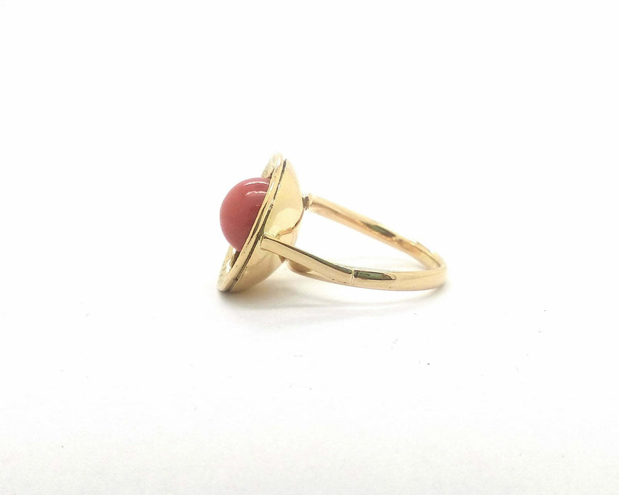 Bague en or jaune avec corail central