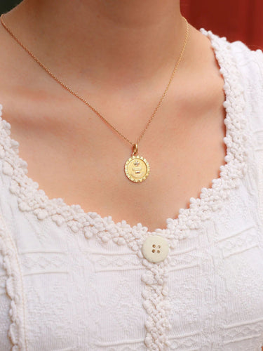 Pendentif Médaille amour Augis ronde striée Plus qu'hier moins que demain or jaune diamants rubis 58 Facettes J620