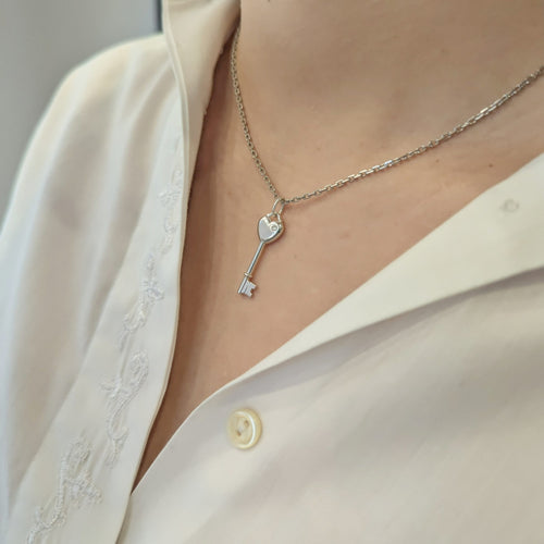 Pendentif Pendentif Tiffany & Co "Return to Tiffany" Clé Coeur en argent et diamant 58 Facettes 32314