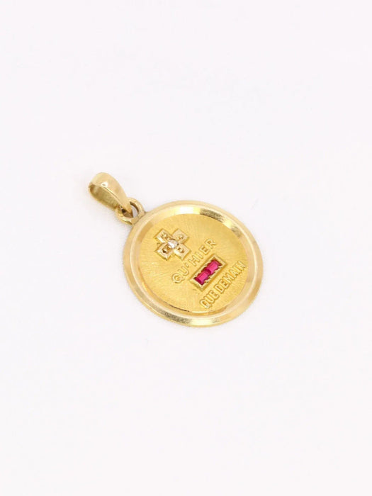 Pendentif AUGIS - Médaille amour ronde Plus qu'hier moins que demain or jaune diamant rubis 58 Facettes J629