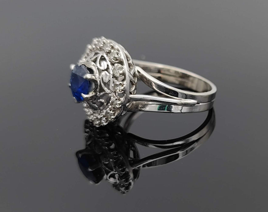 Bague or gris et platine, saphir, diamants