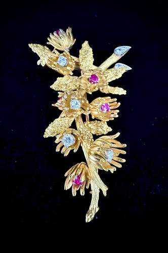 Broche Broche braches de noisetier sertie de brillants et rubis en or jaune 58 Facettes