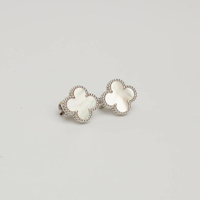 Boucles d’oreilles Van Cleef & Arpels Vintage Alhambra Nacre en or blanc