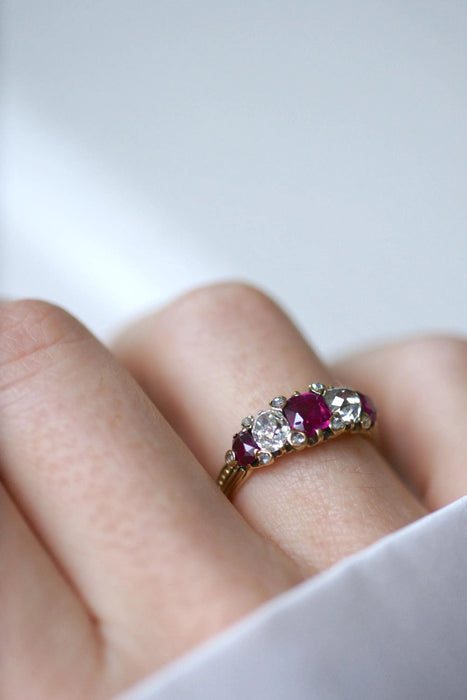 Bague 53.5 Bague Jarretière diamants, rubis birman 58 Facettes