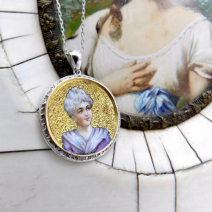 Collier portrait miniature en émail victorien doré Médaillon avec chaîne en or 58 Facettes