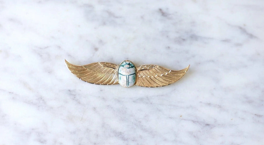 Broche Broche Egyptomanie Or et Scarabée Amulette Fritte 58 Facettes