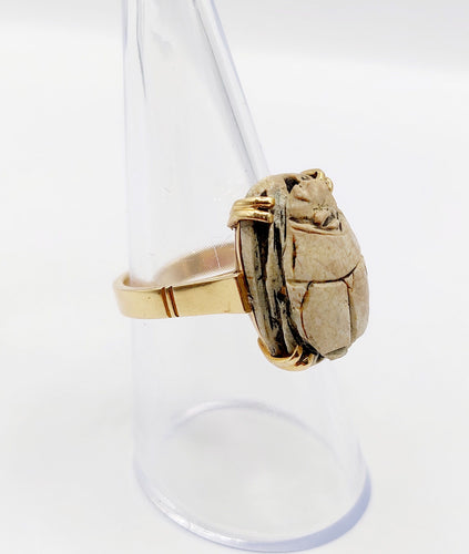 Bague 53.5 Bague cocktail vintage or jaune et scarabée égyptien en pierre dure 58 Facettes A05339