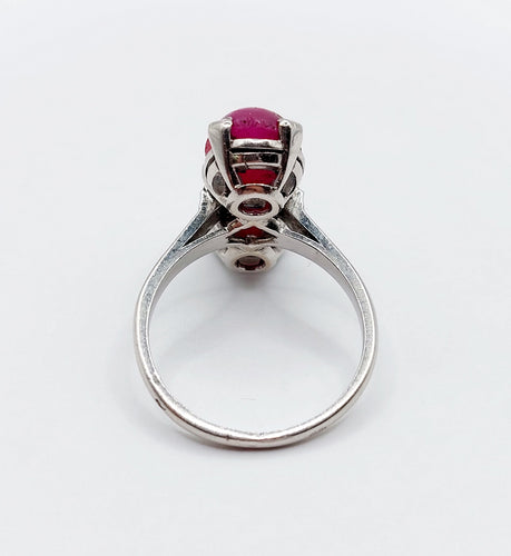 Bague 52 Bague Art Déco Platine et 6,70 carats cabochon rubis et diamant triangle (1950) 58 Facettes A05019