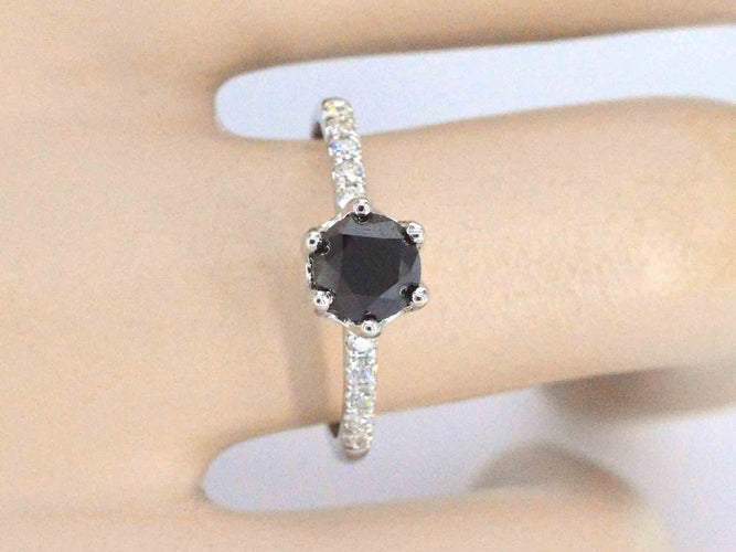 Bague 54 Bague en or blanc avec un diamant noir taille brillant et des diamants blancs 58 Facettes 2222